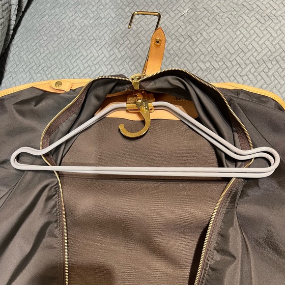 Luis Vuitton monogram garment carrier bag. - Picture 2 of 9